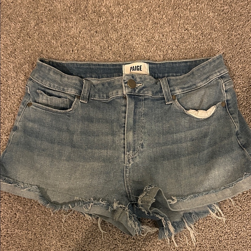 PAIGE Light Wash Frayed Denim Shorts – Women’s 29